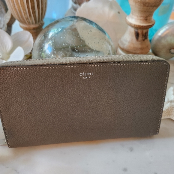 Celine Wallet in EUC...look at that crispy yellow interior! Gorgeous! $1,200 new - Picture 7 of 16